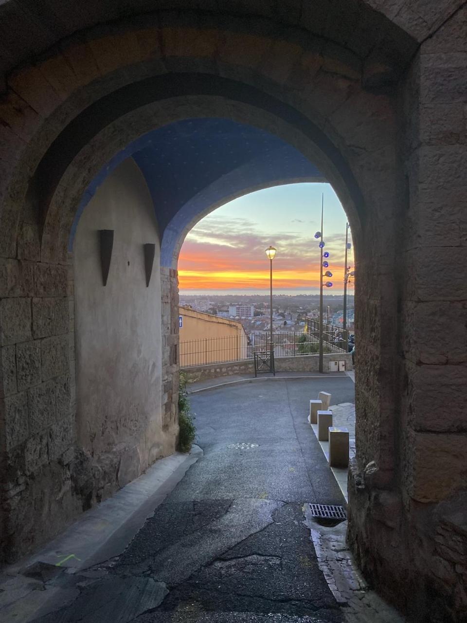 La Suite Sainte Claire Hyeres Bagian luar foto